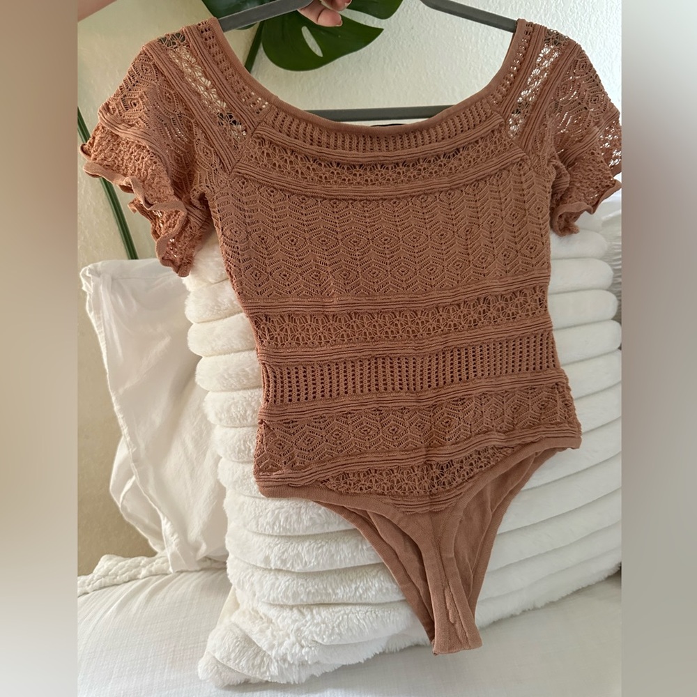 Off-Shoulder Crochet Knit bodysuit Top in Blush nwot size small